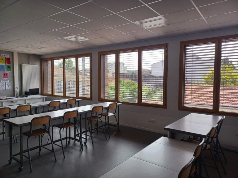 <a href="https://sunetlux.fr/references/college-jacques-ellul/">BSO C80 (RAL 2525, Moteur Radio, Pose tableau) + BSO Métal-Tech (RAL 9002, Moteur Radio, Pose autoportée en tableau)<br>Collège ELLUL Bordeaux (33) - [©Latour&Salier]</a>