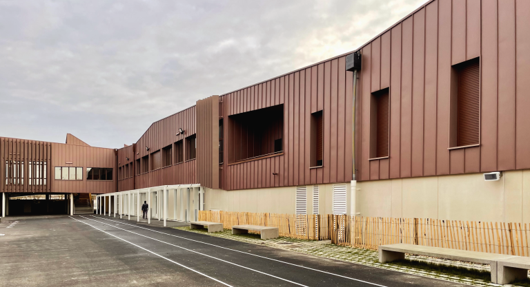 <a href="https://sunetlux.fr/references/college-jacques-ellul/">BSO C80 (RAL 2525, Moteur Radio, Pose tableau) + BSO Métal-Tech (RAL 9002, Moteur Radio, Pose autoportée en tableau)<br>Collège ELLUL Bordeaux (33) - [©Latour&Salier]</a>