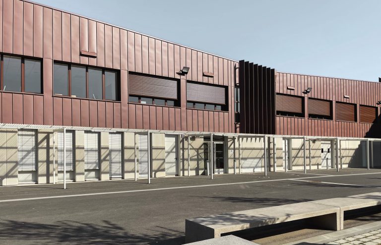 <a href="https://sunetlux.fr/references/college-jacques-ellul/">BSO C80 (RAL 2525, Moteur Radio, Pose tableau) + BSO Métal-Tech (RAL 9002, Moteur Radio, Pose autoportée en tableau)<br>Collège ELLUL Bordeaux (33) - [©Latour&Salier]</a>