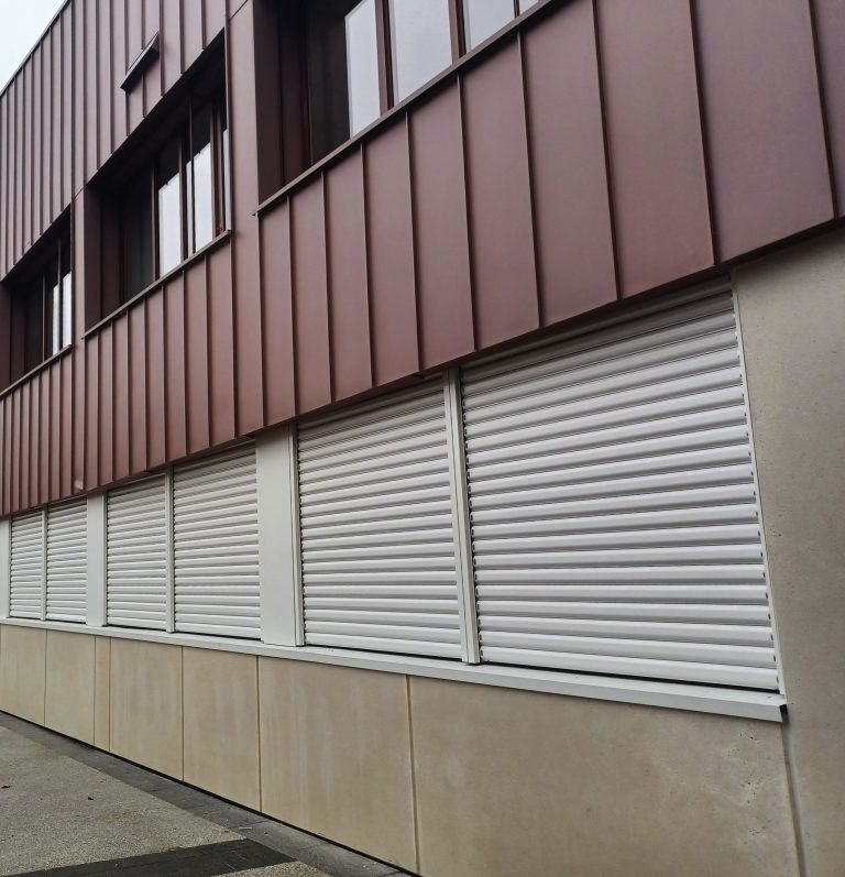 <a href="https://sunetlux.fr/references/college-jacques-ellul/">BSO C80 (RAL 2525, Moteur Radio, Pose tableau) + BSO Métal-Tech (RAL 9002, Moteur Radio, Pose autoportée en tableau)<br>Collège ELLUL Bordeaux (33) - [©Latour&Salier]</a>