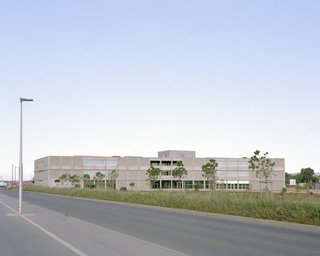 <a href="https://sunetlux.fr/references/halle-innovation/">HALLE DE L'INNOVATION Montpellier (34) - Bannette Verticale (RAL 7038, toile Mermet Satinée 5500, Guidage par conducteurs rigides, Moteur filaire</a>