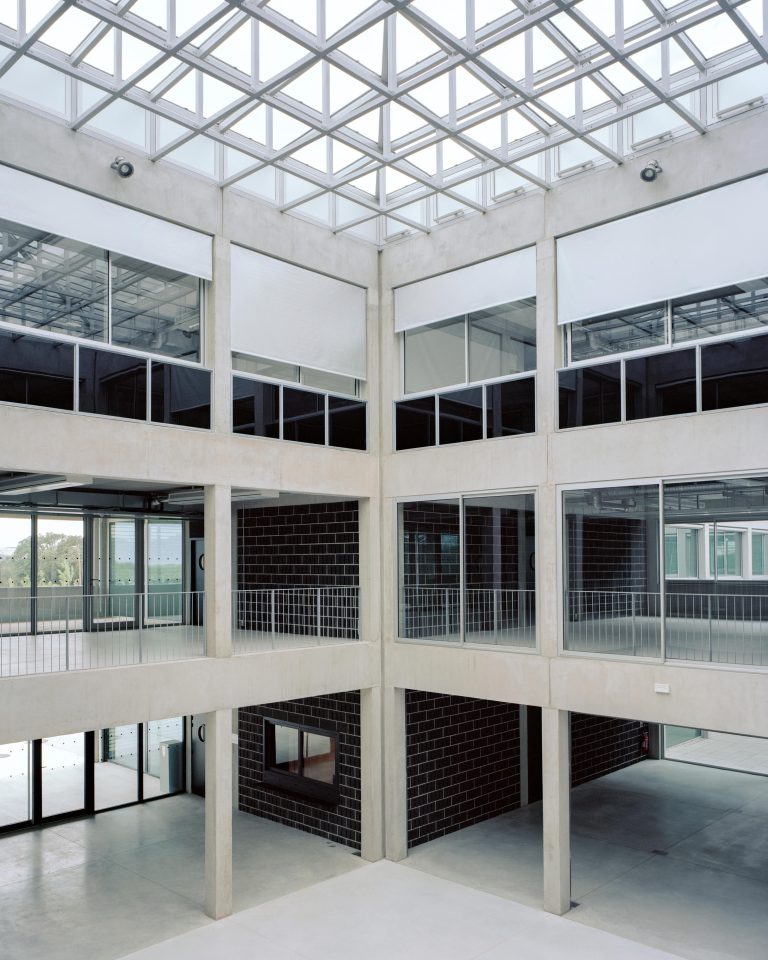<a href="https://sunetlux.fr/references/halle-innovation/">HALLE DE L'INNOVATION Montpellier (34) - Bannette Verticale (RAL 7038, toile Mermet Satinée 5500, Guidage par conducteurs rigides, Moteur filaire</a>