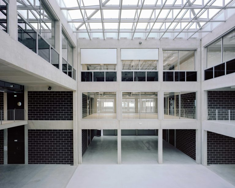 <a href="https://sunetlux.fr/references/halle-innovation/">HALLE DE L'INNOVATION Montpellier (34) - Bannette Verticale (RAL 7038, toile Mermet Satinée 5500, Guidage par conducteurs rigides, Moteur filaire</a>
