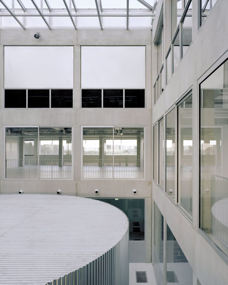 <a href="https://sunetlux.fr/references/halle-innovation/">HALLE DE L'INNOVATION Montpellier (34) - Bannette Verticale (RAL 7038, toile Mermet Satinée 5500, Guidage par conducteurs rigides, Moteur filaire</a>