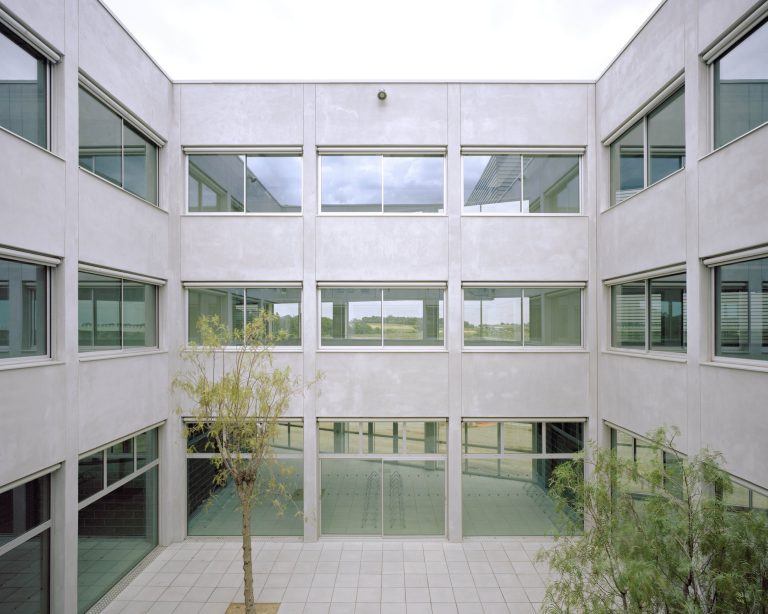 <a href="https://sunetlux.fr/references/halle-innovation/">HALLE DE L'INNOVATION Montpellier (34) - Bannette Verticale (RAL 7038, toile Mermet Satinée 5500, Guidage par conducteurs rigides, Moteur filaire</a>