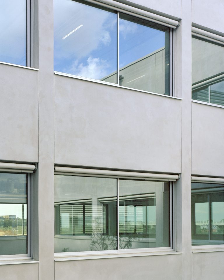 <a href="https://sunetlux.fr/references/halle-innovation/">HALLE DE L'INNOVATION Montpellier (34) - Bannette Verticale (RAL 7038, toile Mermet Satinée 5500, Guidage par conducteurs rigides, Moteur filaire</a>