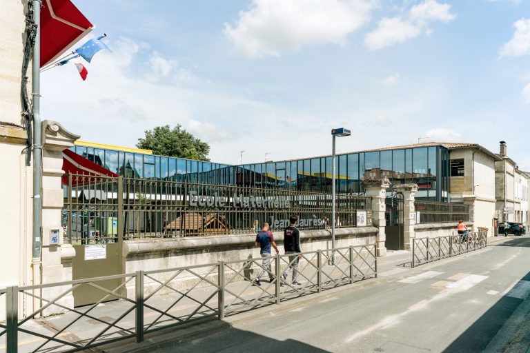 <a href="https://sunetlux.fr/references/ecole-jaures/">Ecole JAURES Libourne (33) - Banne</a>