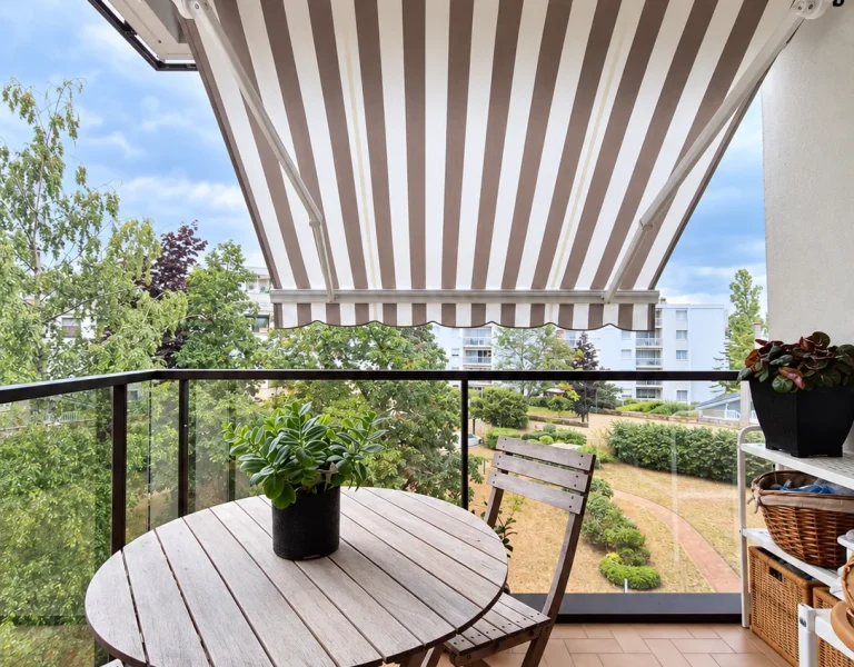 Store banne sur balcon —