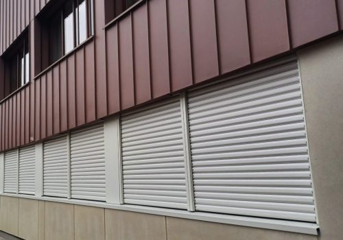 BSO C80 (RAL 2525, Moteur Radio, Pose tableau) + BSO Métal-Tech (RAL 9002, Moteur Radio, Pose autoportée en tableau)Collège ELLUL Bordeaux (33) - [©Latour&Salier]