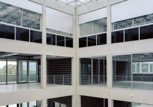HALLE DE L'INNOVATION Montpellier (34) - Bannette Verticale (RAL 7038, toile Mermet Satinée 5500, Guidage par conducteurs rigides, Moteur filaire