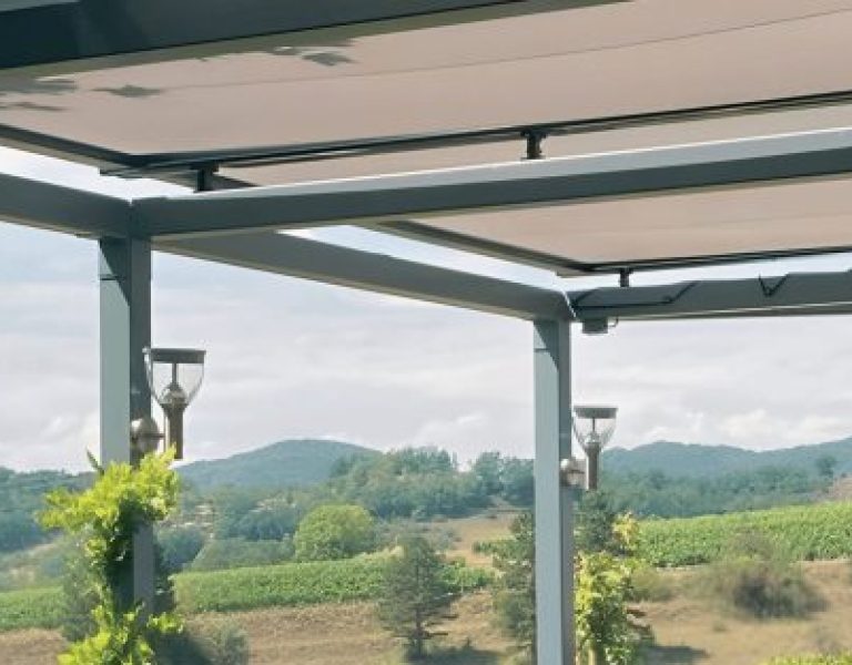 Véranda Banne, pose sur structure de pergola